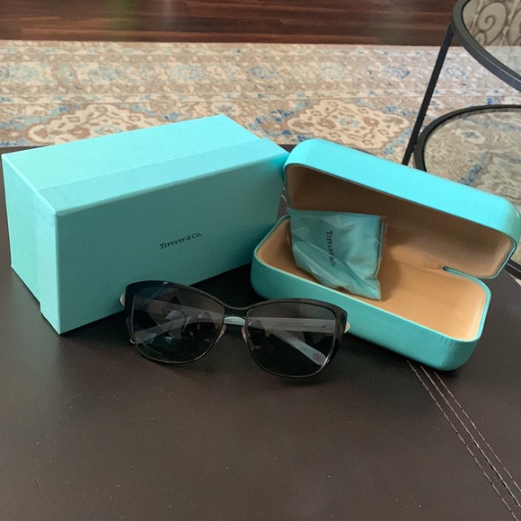 Sunglasses - Picture 2 of 8